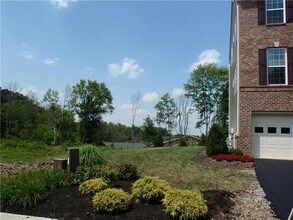 325 Broadstone Dr in Mars, PA - Building Photo - Building Photo