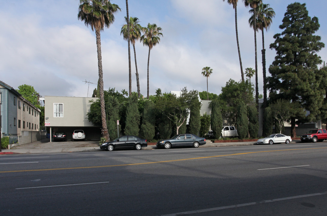 6633 Woodman Ave in Van Nuys, CA - Building Photo