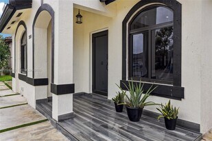 7754 NW 201st Terrace in Hialeah, FL - Building Photo