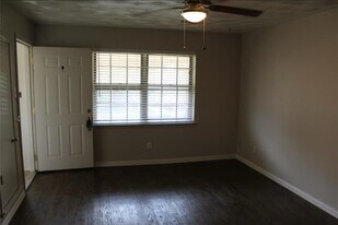 2101 Oakhurst Dr, Unit C in Irving, TX - Building Photo