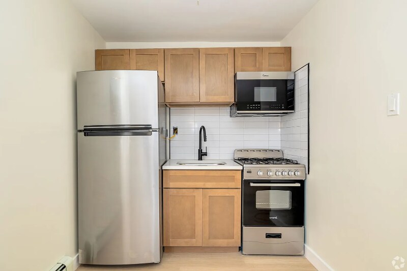 921 Tyson Ave in Philadelphia, PA - Building Photo