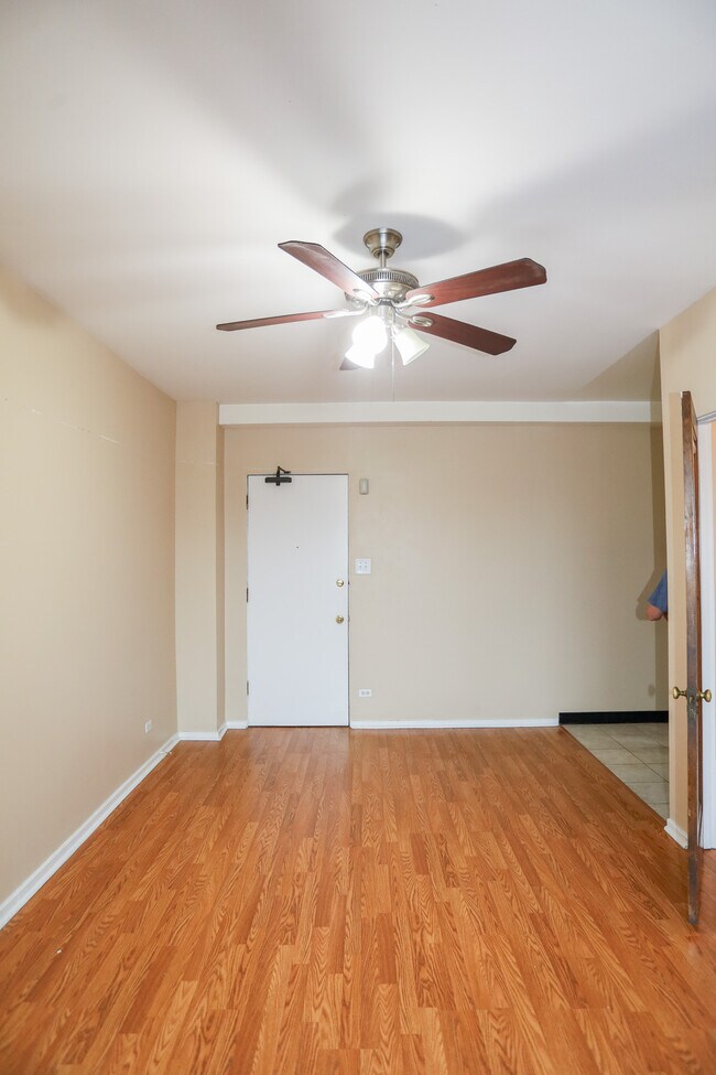 6166 N Winthrop Ave, Unit #616 in Chicago, IL - Building Photo - Building Photo