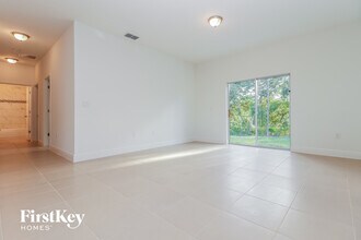 353 Hibiscus Dr in Poinciana, FL - Building Photo - Building Photo