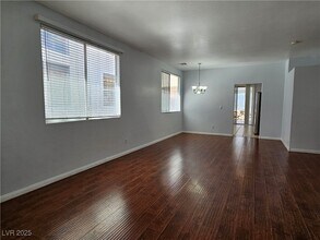 8836 Kingswood Dr in Las Vegas, NV - Building Photo - Building Photo