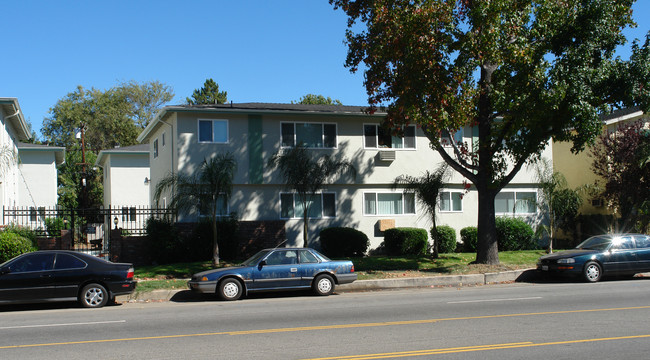 4838 Hazeltine Ave in Sherman Oaks, CA - Foto de edificio - Building Photo