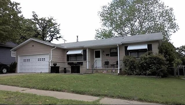 1029 N Birch Ave in Sand Springs, OK - Building Photo