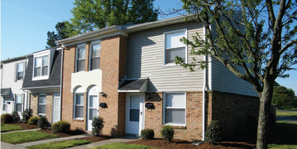 Charlestowne Condominiums in Portsmouth, VA - Building Photo - Building Photo