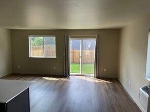 194 Hiatt St-Unit -#194 in Lebanon, OR - Building Photo - Building Photo