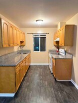821 Karma Ct, Unit Apt. D in Bakersfield, CA - Building Photo
