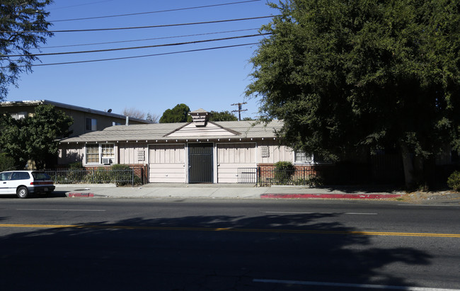 6319-6323 Kester Ave in Van Nuys, CA - Building Photo - Building Photo