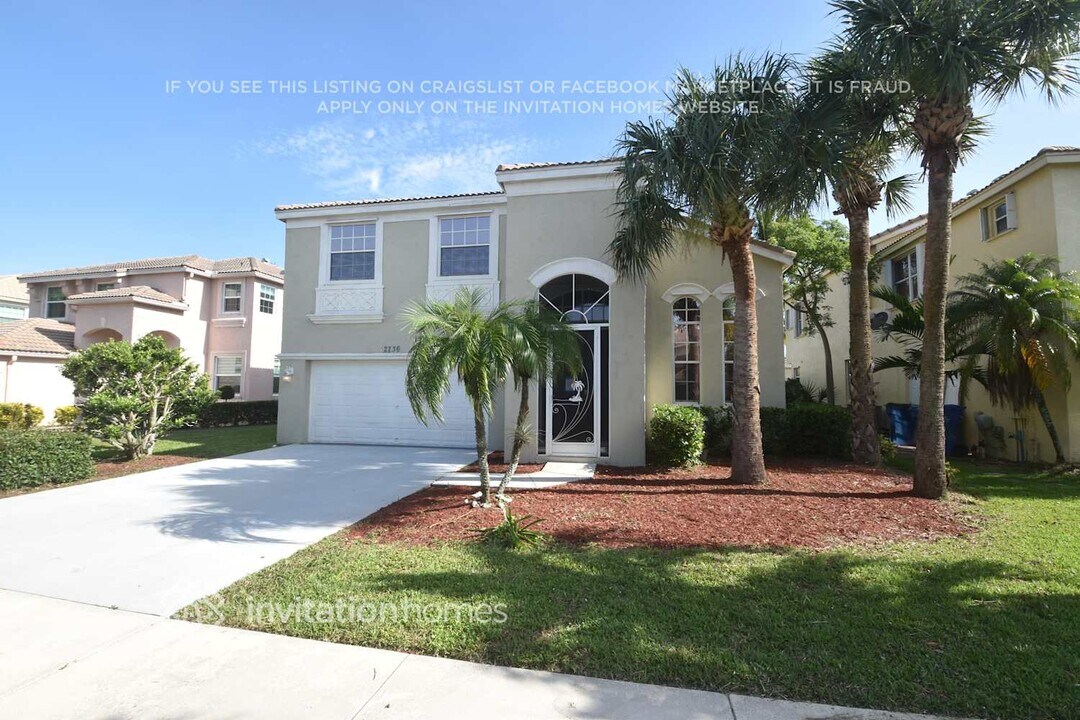 2736 Misty Oaks Cir in Royal Palm Beach, FL - Foto de edificio