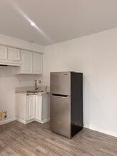 14643 Chatsworth St in Mission Hills, CA - Foto de edificio - Building Photo