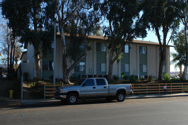 732-734 B St in Ramona, CA - Foto de edificio - Building Photo