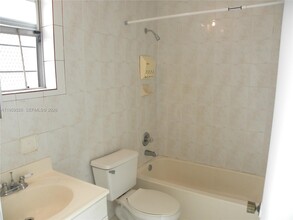 25 NW 50th Ave in Miami, FL - Foto de edificio - Building Photo