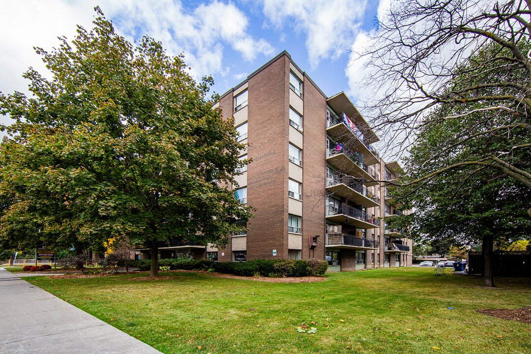 Belmar Apartments in Toronto, ON - Building Photo