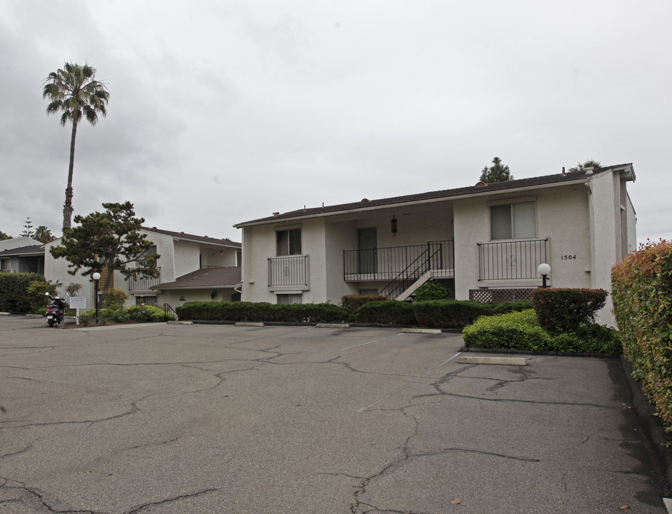 1504 Eucalyptus Hill Rd in Santa Barbara, CA - Building Photo