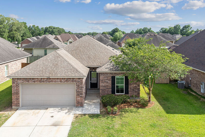 20122 Leandor Isle Avenue in Baton Rouge, LA - Building Photo