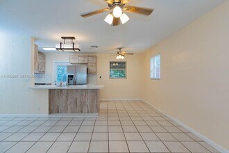 1010 N 69th Way in Hollywood, FL - Foto de edificio - Building Photo