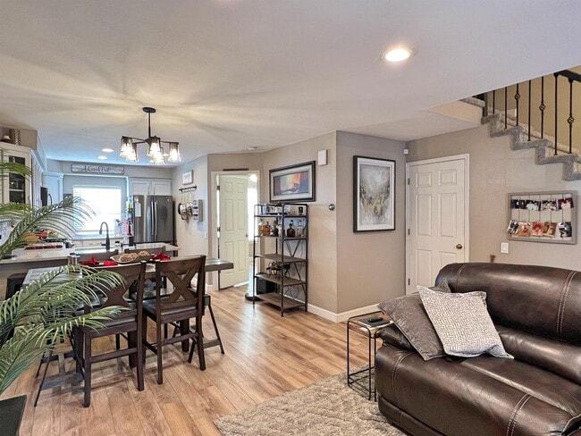 property at 2913 W Long Cir