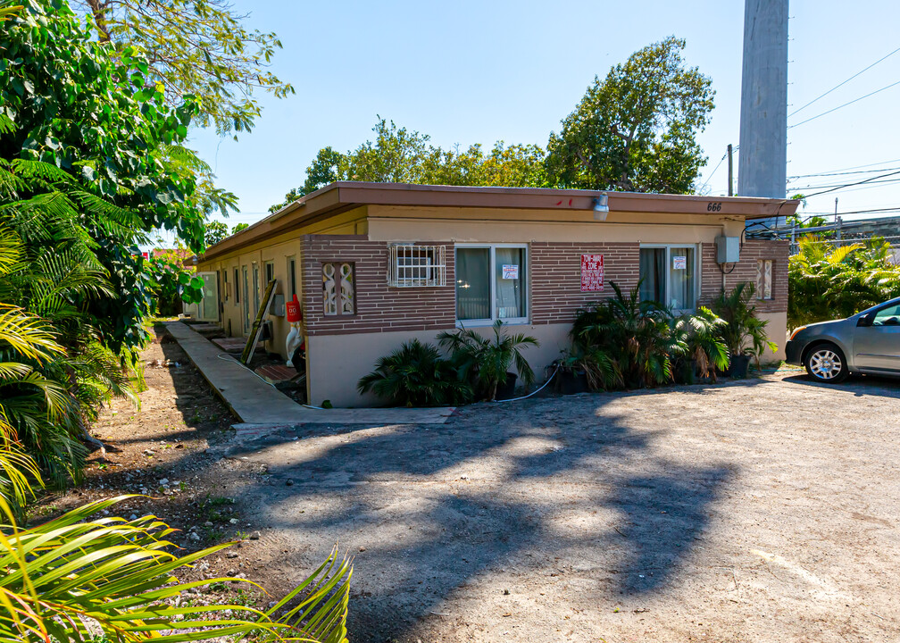 666 NW 35th St in Miami, FL - Building Photo