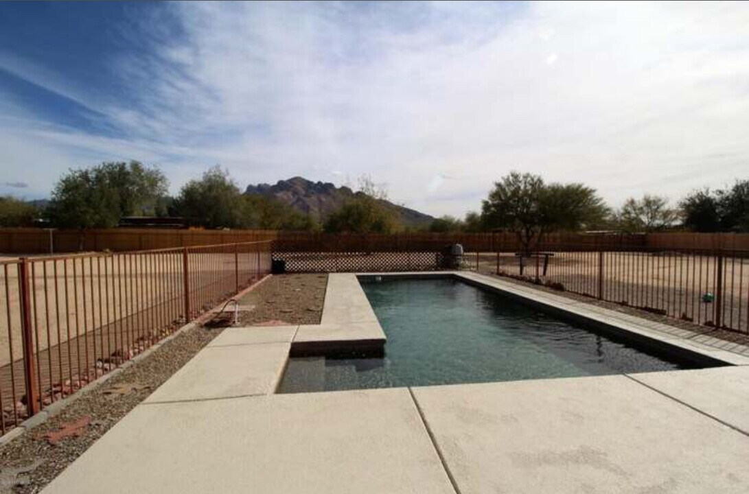 1321 W Newton Dr in Tucson, AZ - Building Photo