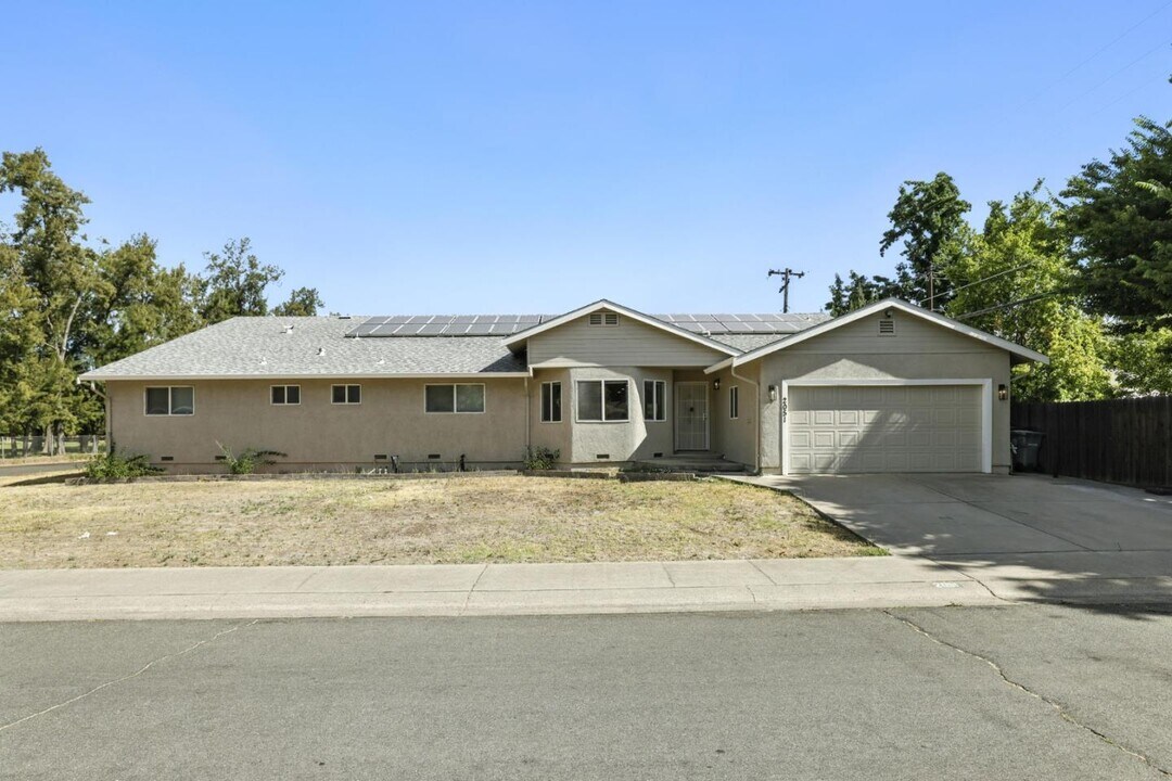2051 56th Ave in Sacramento, CA - Building Photo