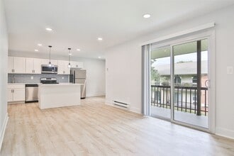 Jumping Brook Apartments in Neptune, NJ - Foto de edificio - Building Photo