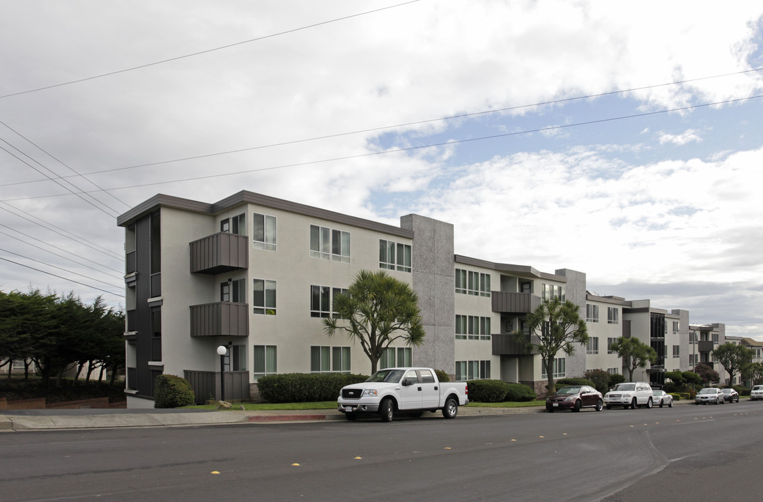 Eastmoor Apartments in Daly City, CA - Building Photo