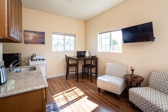 2721 W 82nd Pl, Unit Y in Inglewood, CA - Building Photo - Building Photo