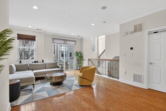 354 Oswego Ct in West New York, NJ - Building Photo - Building Photo