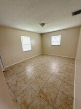 134 SE Whitmore Dr in Port St. Lucie, FL - Foto de edificio - Building Photo