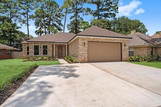 327 Paradise Ln in Montgomery, TX - Building Photo - Building Photo
