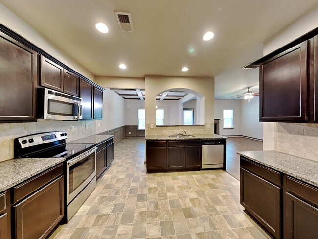 658 Sweet Ashley Way in Loganville, GA - Building Photo - Building Photo
