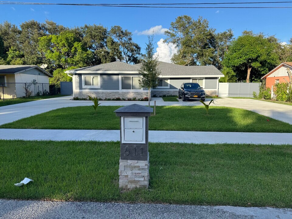 611 Davis Rd in Delray Beach, FL - Building Photo