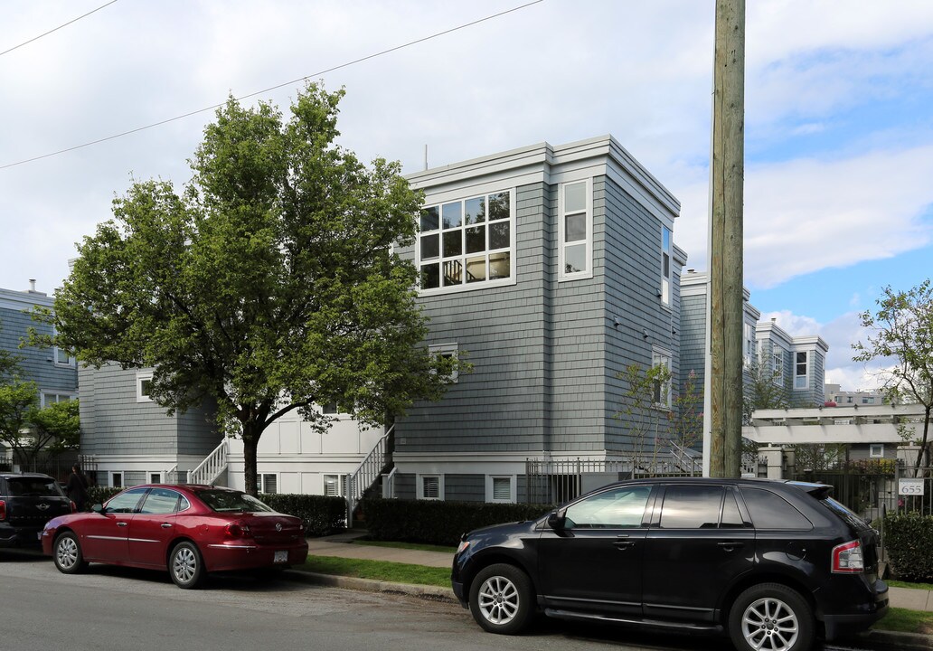 653-665 W 7th Ave in Vancouver, BC - Building Photo