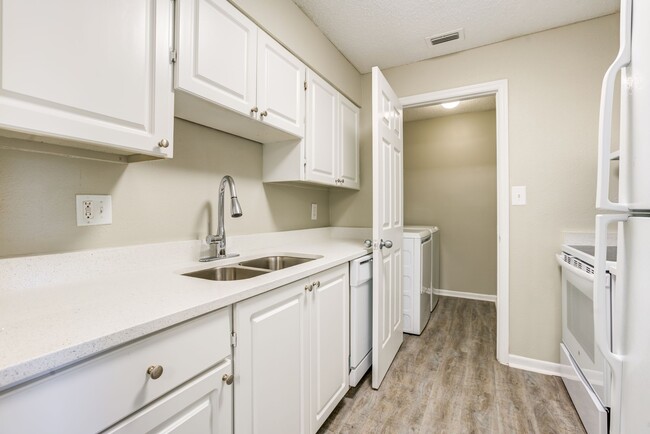 Stone Creek Apartments in Tampa, FL - Building Photo - Building Photo