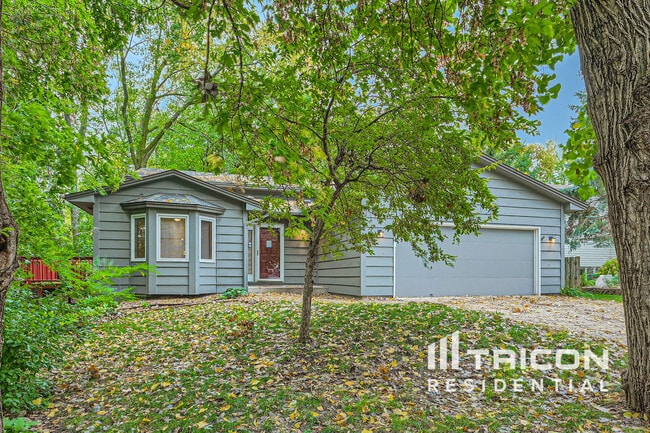 54 Rosewood Dr in Little Canada, MN - Building Photo - Building Photo