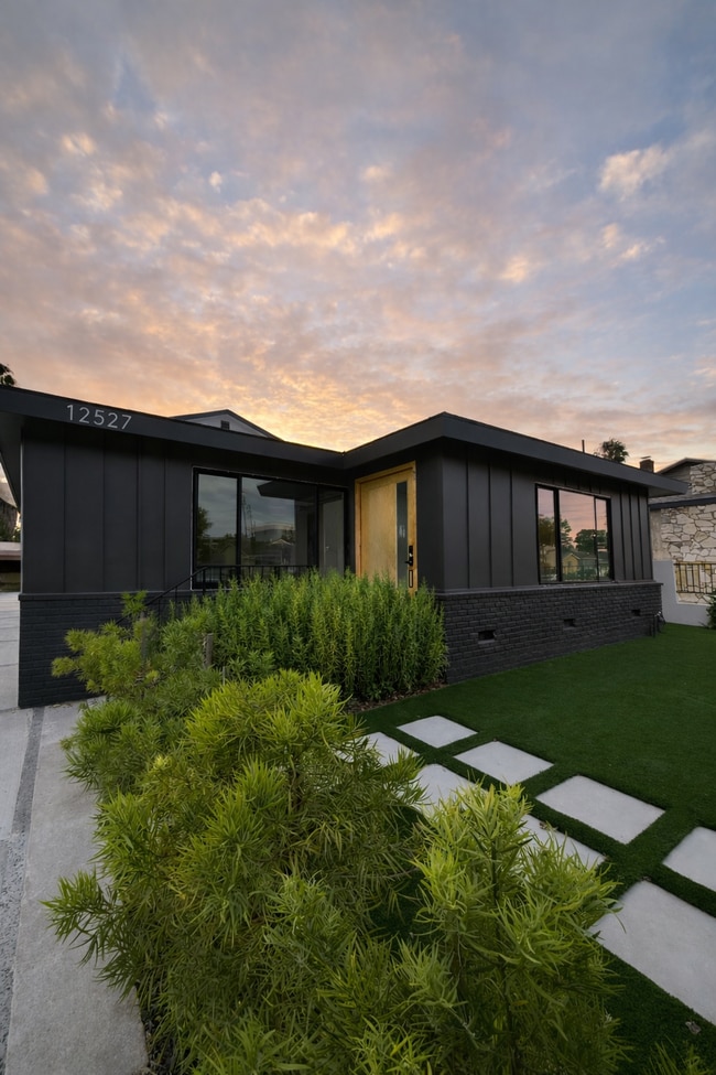 12527 Cranbrook Ave, Unit 1 in Hawthorne, CA - Building Photo - Building Photo