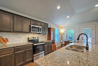 21707 Crystal Way in Leander, TX - Foto de edificio - Building Photo