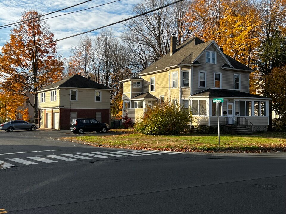 32 Washington St, Unit 1 in Bristol, CT - Foto de edificio