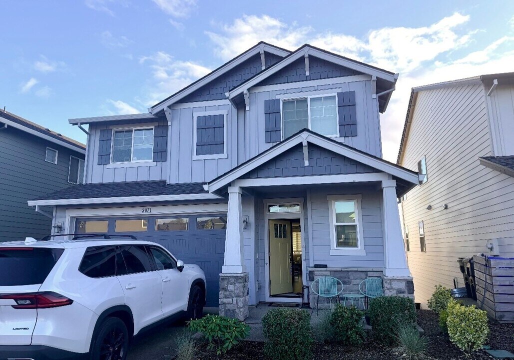 2071 S Jasper Dr in Cornelius, OR - Building Photo