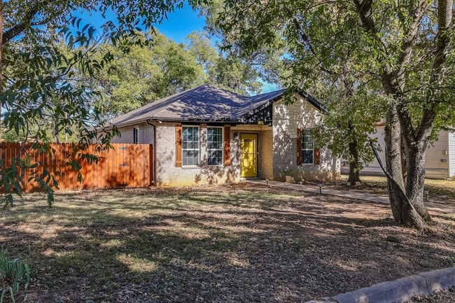 1012 N Robinson St in Cleburne, TX - Building Photo - Building Photo