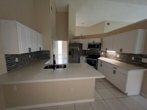 1425 Lacosta Dr W in Pembroke Pines, FL - Foto de edificio - Building Photo