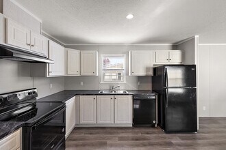 612 Fenwick Ln in Almont, MI - Building Photo - Building Photo