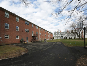 Manor House Apartments in Willow Grove, PA - Building Photo - Building Photo