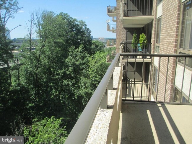 1808 Old Meadow Rd in McLean, VA - Foto de edificio - Building Photo