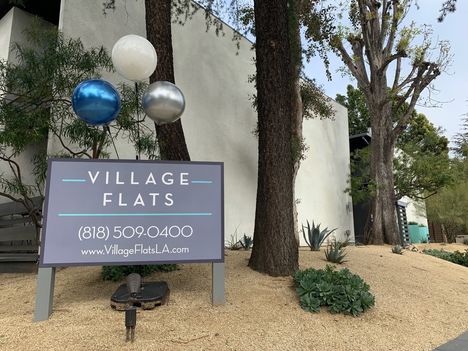 Village Flats in Valley Village, CA - Foto de edificio