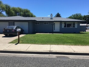 Cascade Village in Ellensburg, WA - Foto de edificio - Building Photo