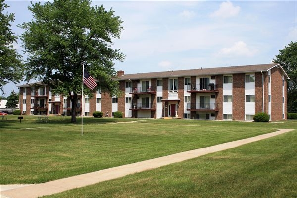 Village Square Apartments in Essexville, MI - Foto de edificio