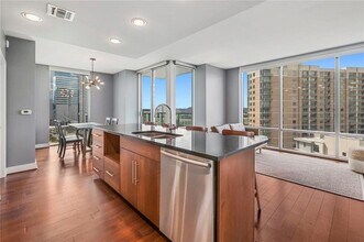 300 Bowie St, Unit 1103 in Austin, TX - Foto de edificio - Building Photo